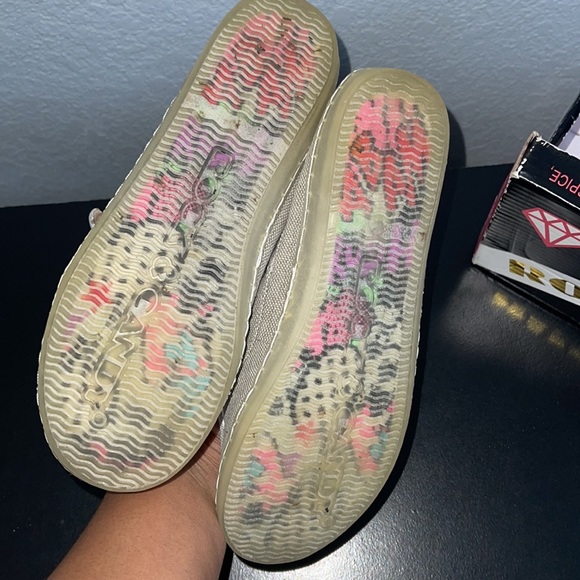 Shoes - Picture 3 of 4